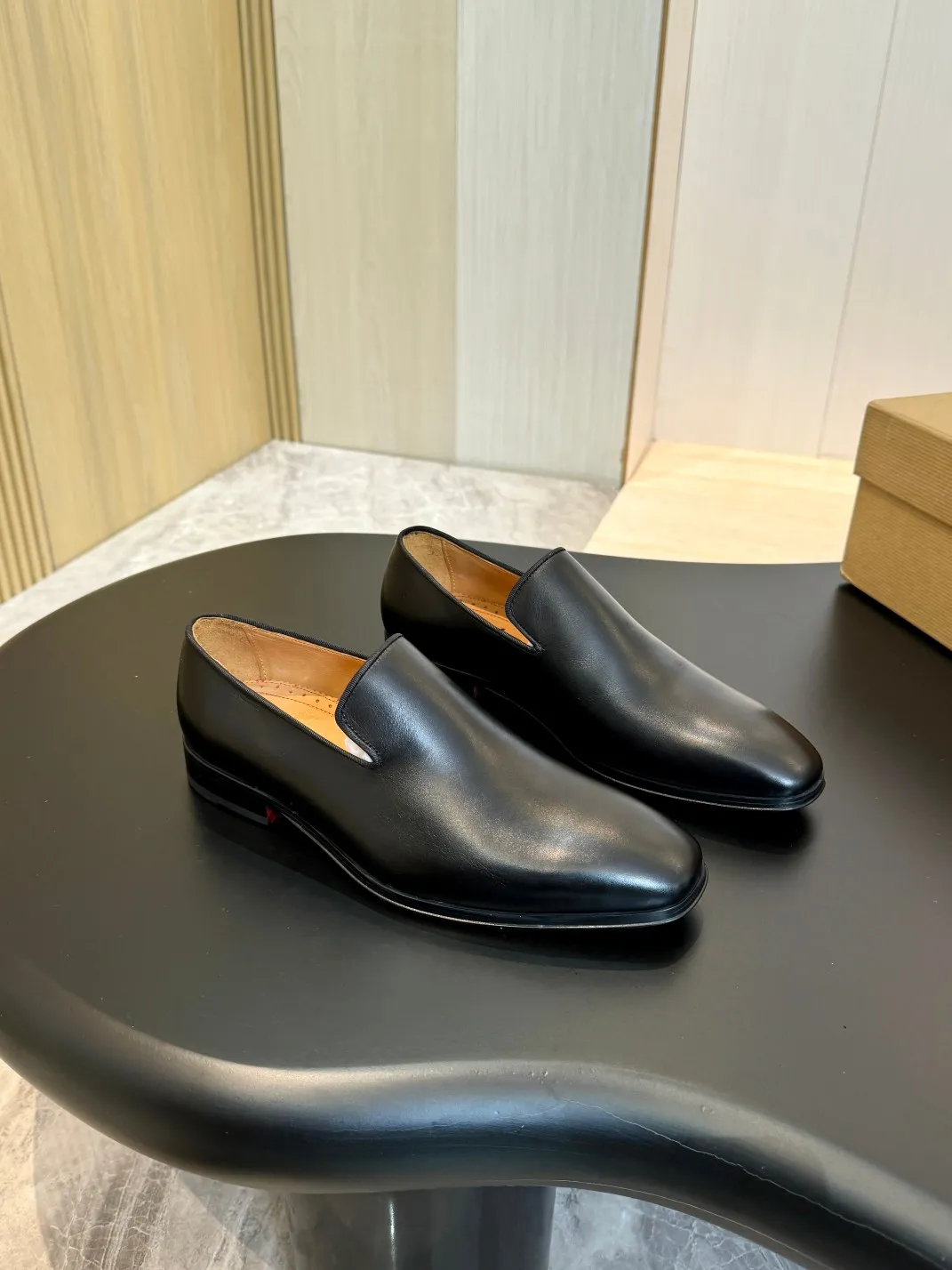 💰960 Christia*.Loubouti* high-end men's business formal leather shoes, original genuine cowhide red sole, imported Italian cowhide outsole, first-layer cowhide, water-dyed cowhide lining, high-end luxury. Size: 39-44 (customized at 38.45.46)✅